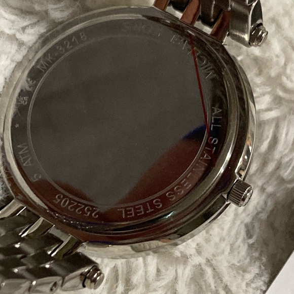 Reduced! NWT Authentic Michael Kors Watch - Picture 4 of 13